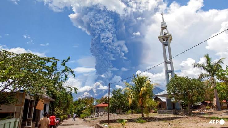 Schoolchildren Flee as Indonesia’s Mount Lewotobi Laki Laki Erupts Again Within a Week