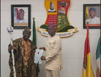 Governor Makinde Presents Staff and Certificate of Office to New Alaafin