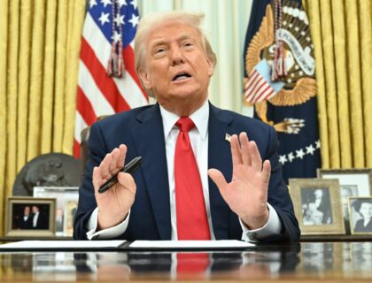 Trump Administration Weighs Accepting $400M Jet From Qatar