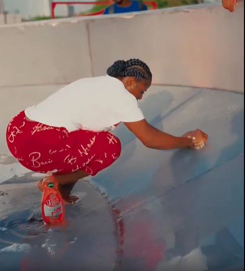 Hilda Baci Washes Giant Pot Ahead Of Record-Breaking Jollof Rice Attempt