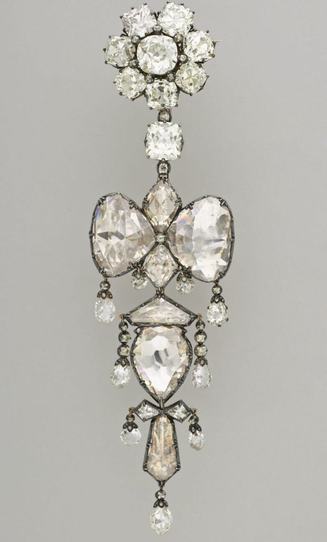 The reliquary brooch 