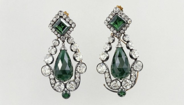 Pair of emerald earrings from the set of Marie-Louise 